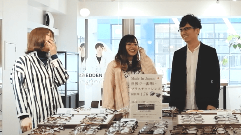 店内でメガネを選ぶ様子