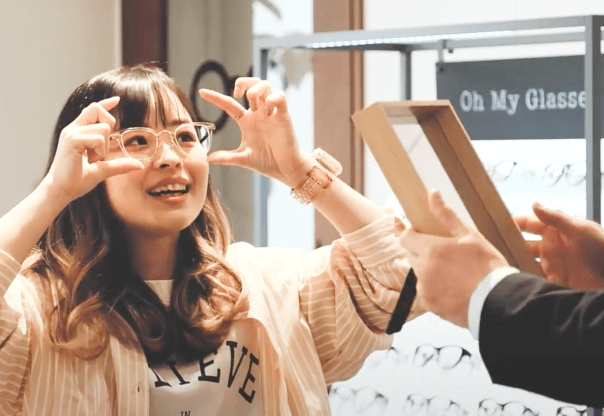 店内でメガネを選ぶ様子