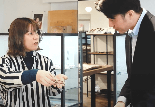 店内でメガネを選ぶ様子