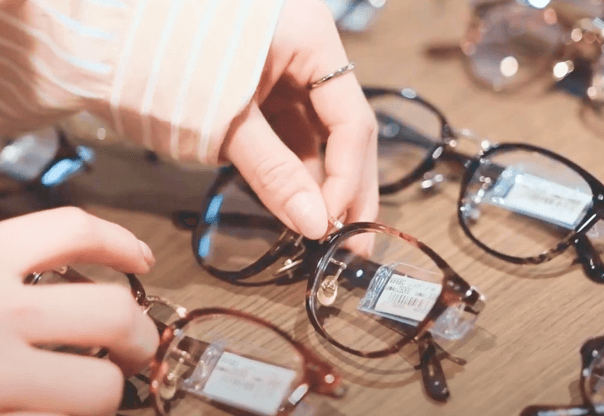 店内でメガネを選ぶ様子